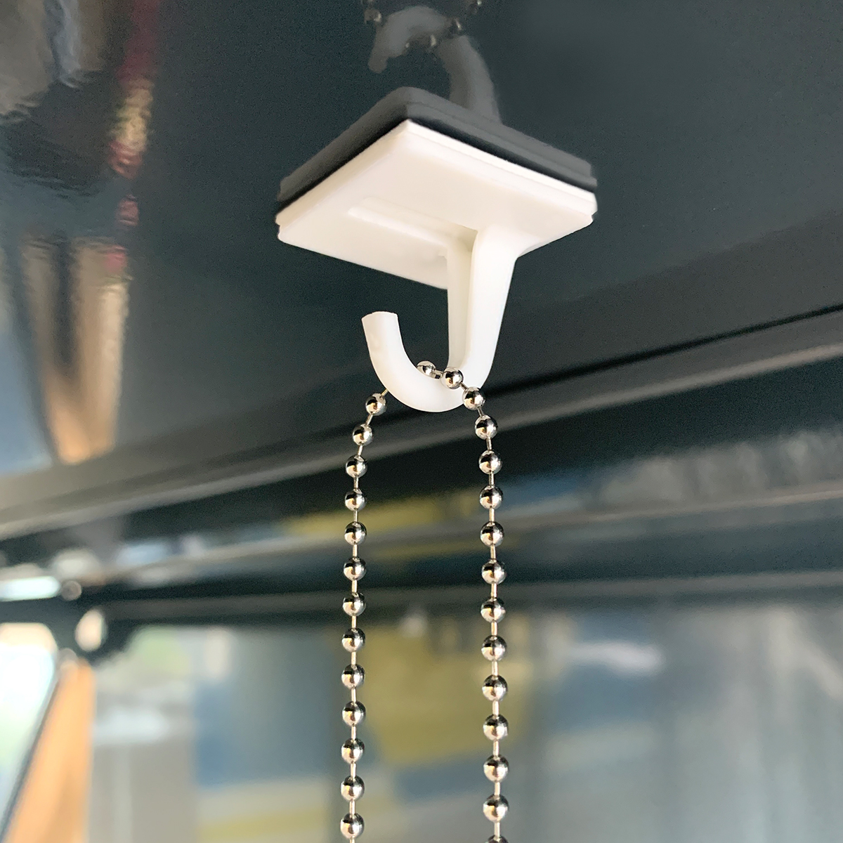 Крючок J-HOOK самоклеящийся на плоском основании 25х25 (100 шт. в упаковке)